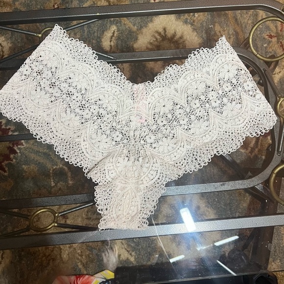 Victoria Secret White Lace Women's panties - Picture 2 of 5